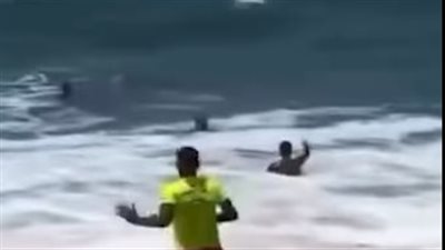 خطر السواحل أزمة عالمية.. منقذ يترك مقابلة تلفزيونية ليهرع لإنقاذ غريق| فيديو