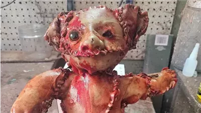 دمية من الجلد البشري تثير الفزع في شوارع كاليفورنيا 