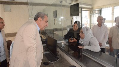 أشرف الجندي يتابع شكاوى وطلبات المواطنين داخل ديوان محافظة الغربية