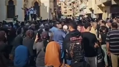 أهالي مطوبس بكفر الشيخ يُشيعون جنازة سيدة توفيت بحريق داخل منزلها