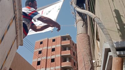 حملات موسعة لإزالة الإعلانات المخالفة بشوارع وميادين طهطا في سوهاج 