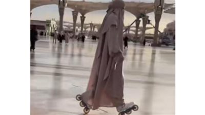 فتاة تثير الجدل وتستعرض مهارتها في التزلج داخل المسجد النبوي