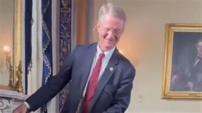 أسلوب غير تقليدي.. نائب أمريكي يثير الجدل أثناء مغادرته الكابيتول على لوح تزلج