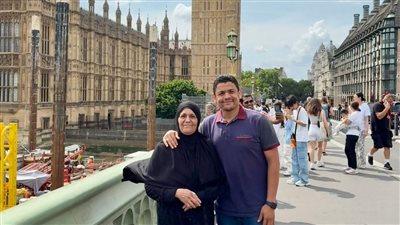 دكتور جامعي من قنا يحقق حلم والدته بفسحة في لندن بعد 23 عامًا 