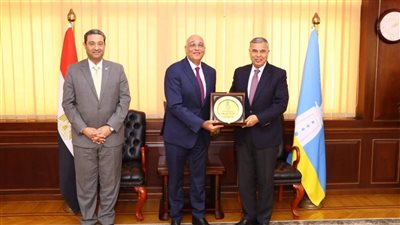 محافظ دمياط يصل إلى الإسكندرية لافتتاح معرض صُنع في دمياط