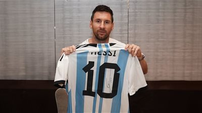 بعد تأثره بمنشوره.. ميسي يتواصل مع معجب ويهديه قميص المنتخب الأرجنتيني