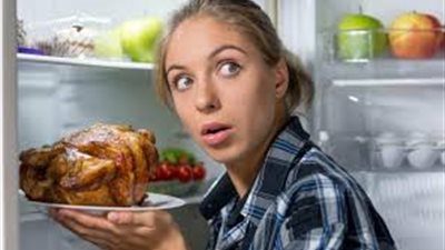 لماذا تزيد الرغبة في تناول الطعام بعد منتصف الليل؟ اعرف الأسباب والحل 