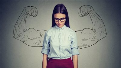 كيف تحسنين لغة جسدك وتزيدين ثقتك بنفسك؟.. 5 نصائح فعّالة