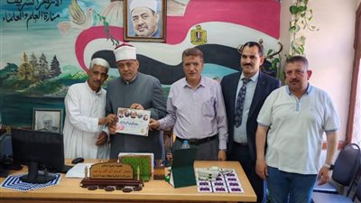 تقديرًا لأمانتهما.. رئيس البحيرة الأزهرية يُكرّم عاملين عثرا على 450 ألف جنيه
