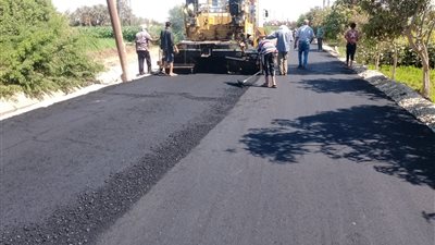 رصف وتوسعة محاور رئيسية في بني سويف لتعزيز السلامة المرورية وحماية الطرق