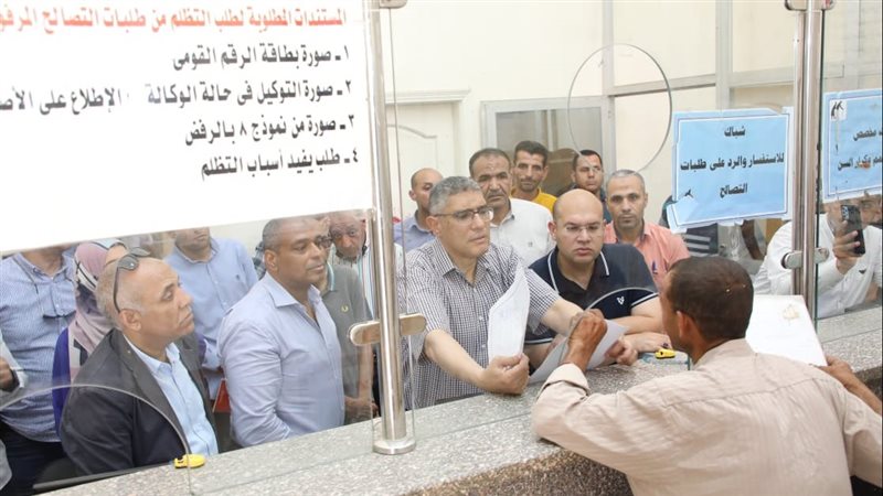 محافظ الجيزة يستمع