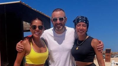 رفقة فتاتين.. أحمد السقا يثير الجدل في أحدث ظهور بالساحل الشمالي