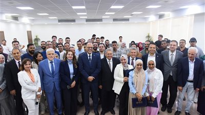 وزير العمل يُسلم شهادات إجتياز دورة مهنة 