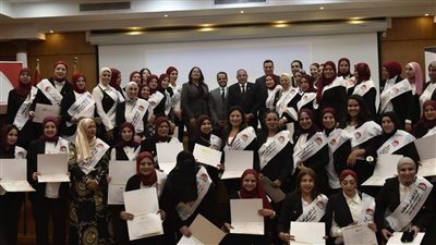 محافظ بورسعيد يشهد حفل تخريج الدفعة الثالثة من برنامج المرأة تقود في المحافظات