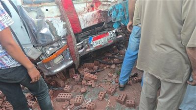 وتريلا محملة بالطوب.. سوء حالة طريق كفر البطيخ بدمياط يتسبب في حوادث متكررة