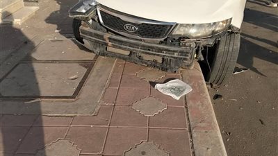 طلعت فوق الرصيف.. تصادم سيارتين أمام سنترال we بدمنهور