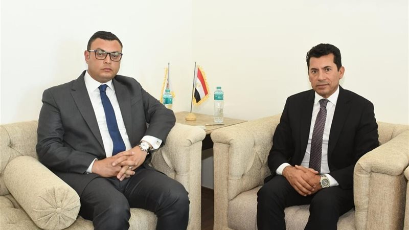 وزيرا الإسكان والشباب
