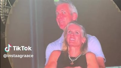 Coldplay تكشف علاقة رومانسية بين رئيس شركة ومسؤولة موارد بشرية