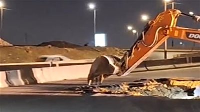  استمرار أعمال إصلاح هبوط أرضي ناتج عن تسريب مياه بطريق الأوتوستراد بالمعادي