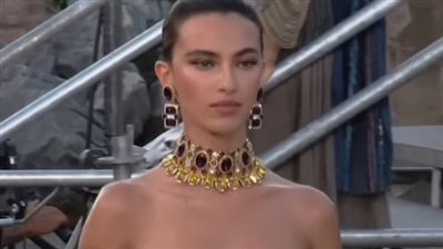 من أصل سعودي..من هي العارضة أميرة الزهير التي تألقت في عرض Dolce & Gabbana  