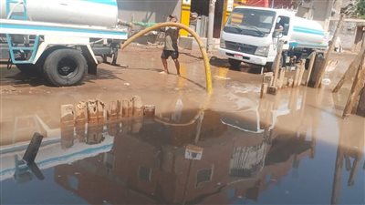 إصلاح انفجار خط مياه مغذي للوحدة المحلية ببابل بقرية زناره بالمنوفية