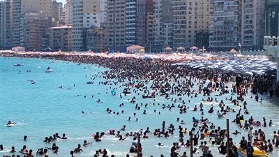 هربا من الموجة الحارة.. إقبال كثيف علي الإسكندرية واكتمال بعض الشواطئ