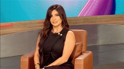 المذيعة مونيكا تبدأ برنامجها الجديد على شاشة قناة المحور
