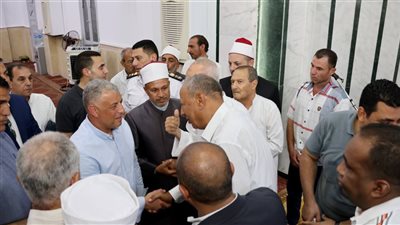 محافظ الإسماعيلية يؤدي صلاة الجمعة بمسجد عمر بن الخطاب
