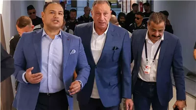 سفير مصر في تونس يستقبل بعثة الأهلي فور وصولها مطارق قرطاج 