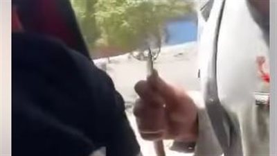 «شهاب جديد».. راكب يهدد سائق ميكروباص بـ«مطوة» في فيديو صادم
