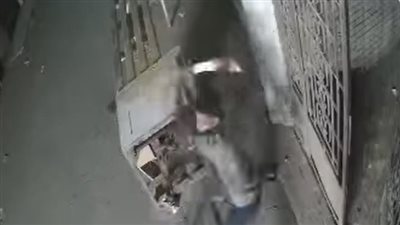 الكاميرا صورته.. تعدى أحد الأشخاص بـ