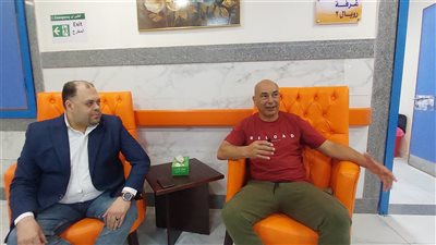 حسام حسن وزوجته في زيارة لمرضى مستشفى العجمي وسط وإشادة بمستوى الخدمة |صور