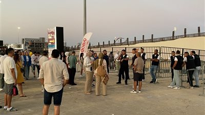 واقفين طوابير.. الاستعدادات الأخيرة لانطلاق حفل افتتاح مهرجان العلمين | صور 