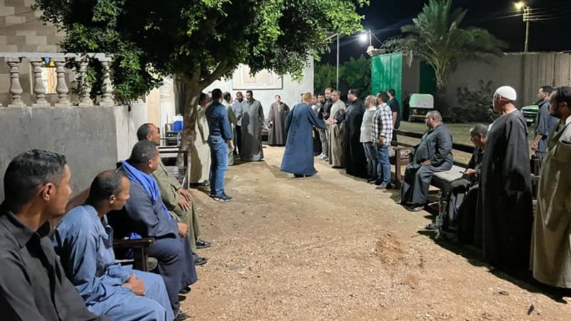 محمد مصطفى مع أهالي