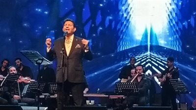 بحضور جماهيري كبير .. تألق هاني شاكر في حفله على مسرح البالون