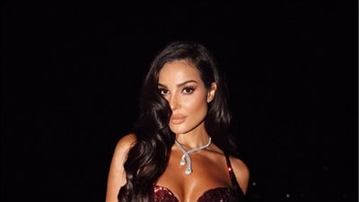 نادين نسيب نجيم تخطف الأنظار بإطلالة جريئة في زفاف نجل إيلي صعب