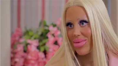 بريطانية تنفق نحو 17 مليون جنيه لتشبه باربي.. النتيجة كارثية