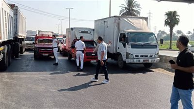 توقف حركة المرور على الطريق الزراعى إثر تصادم سيارتين بمنطقة بندا بالقليوبية