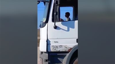 يهدد الجميع.. طفل صغير يقود 