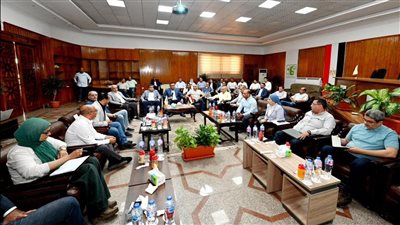 وزير الإسكان يعقد اجتماعا بمقر جهاز 