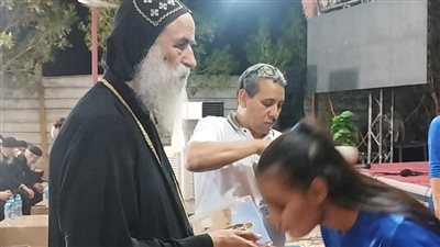 كورال أطفال وزغاريد.. فرحة مئات الأقباط بالعيد الثالث للقديس الأنبا بسنتاوؤس ب