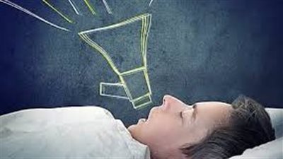 الكلام أثناء النوم.. هل هو أمر طبيعي أم مؤشر على خطر صحي؟  