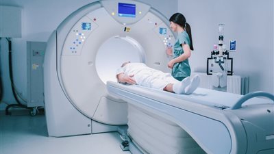 مأساة بسبب سلسلة معدنية.. وفاة أمريكي جذبه الرنين المغناطيسي أثناء عمل الأشعة