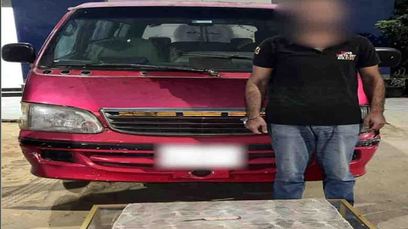 السائق وأمامه المضبوطات