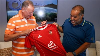 الخطيب يهدي قميص الأهلي للشركة المنظمة لمعسكر تونس