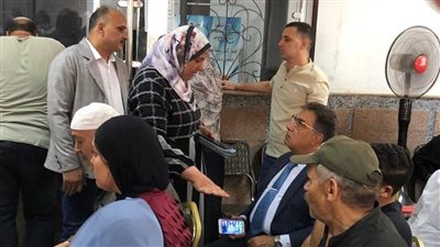 محافظ الدقهلية بالمركز التكنولوجى بأجا: أنا قاعد مع الناس لحد ما تخلصو مصالحهم