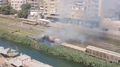 حريق بحشائش يمتد لعربة قطار بمدينة بنى سويف دون خسائر 