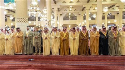 أمراء ومسئولين بالسعودية يؤدون صلاة الجنازة على الأمير الوليد بن طلال