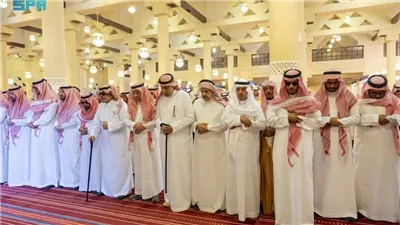 نائب أمير الرياض يؤدي صلاة الجنازة على الأمير الوليد بن خالد بن طلال