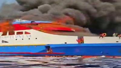 حريق يدمر عبارة ركاب في إندونيسيا ويضطر المئات للقفز في البحر